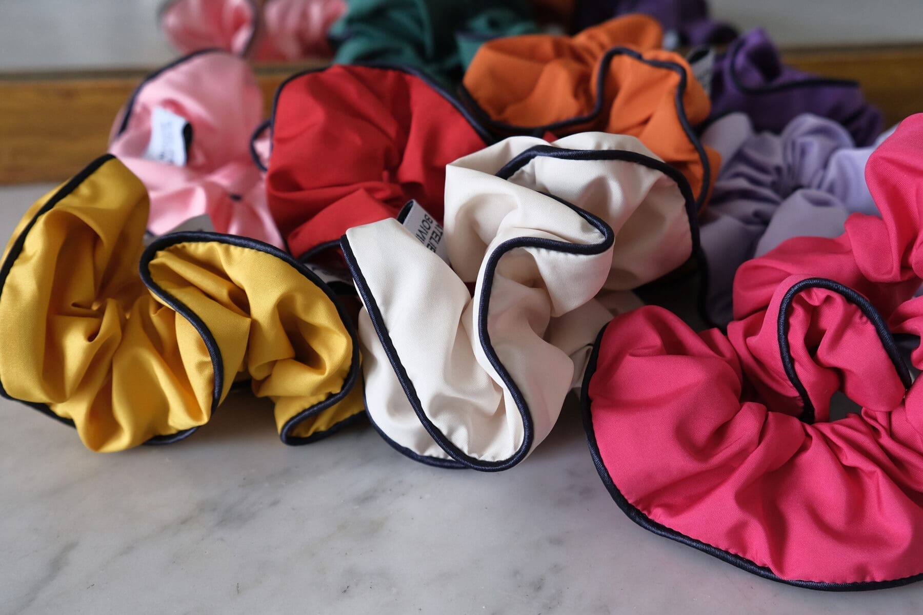 Chouchou upcyclé Le Parapluie de Cherbourg en collaboration avec Atelier Boivin Paris