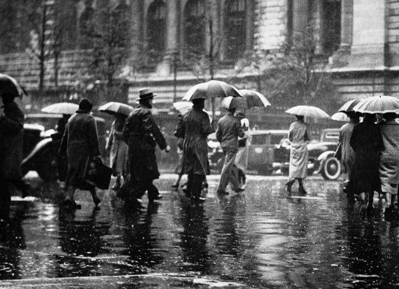 L’origine du parapluie : découvrez les secrets de l’invention de cet incontournable accessoire
