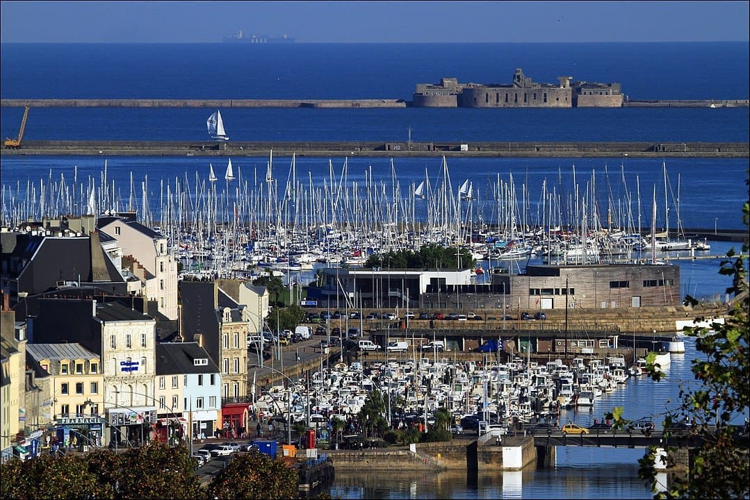 Cherbourg, le port, ville ouverte sur la mer